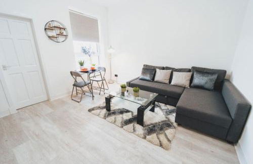 Top Floor 1BR Wishaw Flat with Parking - Foto 18