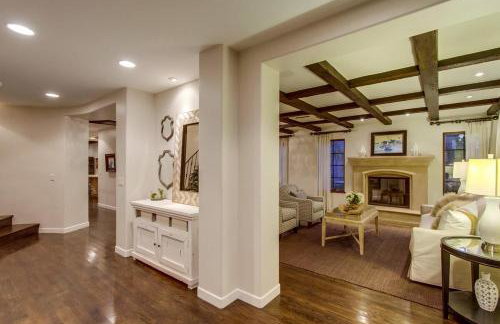 Mediterranean Beauty with Rooftop Deck and Views - Foto 17