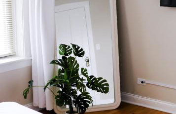 Chicago Chic, Cozy 1BR with Stylish Workspace - Photo 18