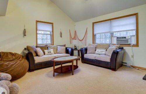 Hot Tub, Game Room! Poconos Home 22 Mi to Slopes - Foto 12