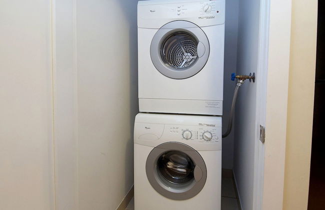 WhiteHall Suites- Yorkville - Photo 8