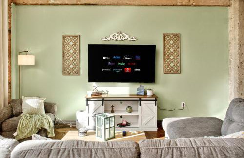 The Magnolia - Farmhouse Loft - Sleeps 10 - Valet - Foto 4