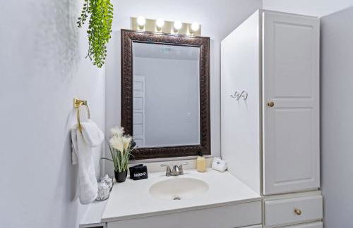 New Renovated 5BD Home with Hot Tub Sauna & Game Rm - Foto 37