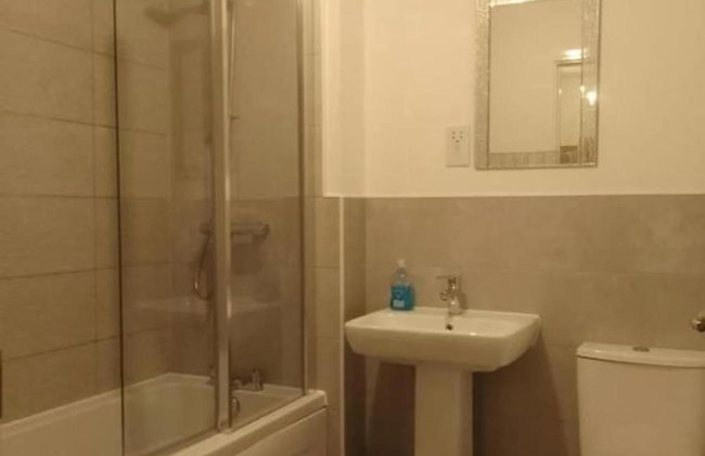 Bright 4 Bedroom Home in Walsall, Free Parking and for EVs - Foto 30