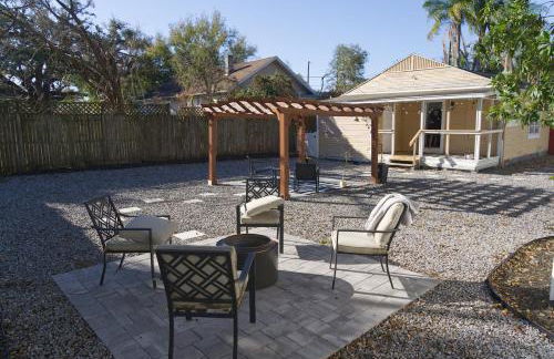 Cozy bungalow with Luxe Yard, Firepit, Pergola Area - Foto 22