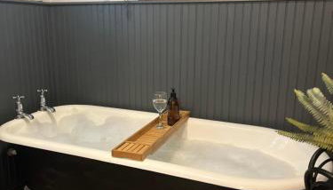 CWTCH COTTAGE Llantrisant 2 bed home - sleeps 4 - Foto 2