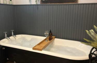 CWTCH COTTAGE Llantrisant 2 bed home - sleeps 4 - Foto 2