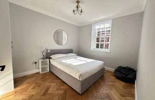 Chic 2-Bed Flat near Big Ben - Photo 1