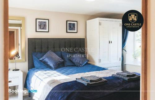 Exclusive Deals l Last-Minute Specials l Free Parking I Short term Booking l Garden I Sleeps Up to 6 l 3 Bed & 2 Bath I One Castle Apartments Short-lets and Serviced Accommodation - Photo 20