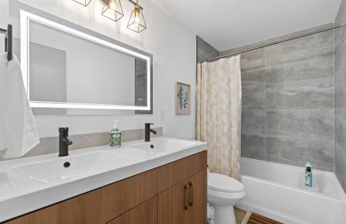 Family-Friendly 4BR Home with AC and Yard Near Airport - Foto 7