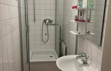 Monteurzimmer 3 Pers, Würzburg, Gerbrunn, Gemeinschaft Küche, Dusche, WC - Foto 2