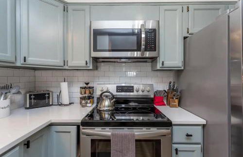 In The Woods - 5 BR Chalet with Game Room, Fire Table and Hot Tub - Foto 19