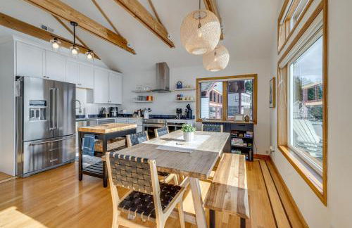 Oceanside Escape with Stunning Views Walk to Beach! - Foto 6