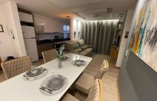 Aconchego e privacidade para sua família com 2 quartos, sala e cozinha integrados e sacada com churrasqueira - Foto 2