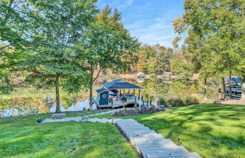 Waterfront Lake House Ideal Dock for Boats, Swimming, Fishing - Foto 8