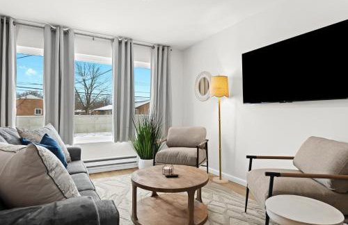 Stylish 1BR Upper Flat in the Heart of Royal Oak - Photo 8