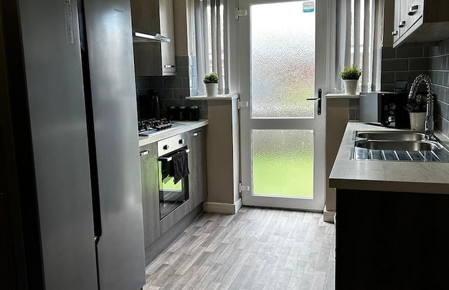 Private 5 bedroom Whole House - Photo 12