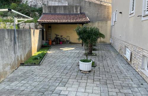 Apartments Girl - Photo 6