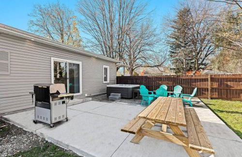 New! Warm & Cozy 3BR w/ Hot Tub, Firepit & BBQ! - Foto 7