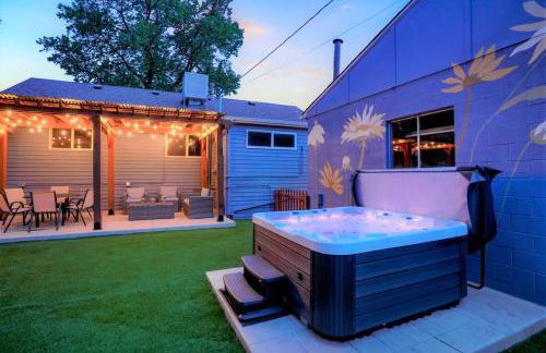 One of a Kind Home with HOT TUB Pool Table and Fire Pit 4 Miles to DT - Foto 28