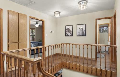 2 Living Rooms Fires Quick Drive Downtown - Foto 25