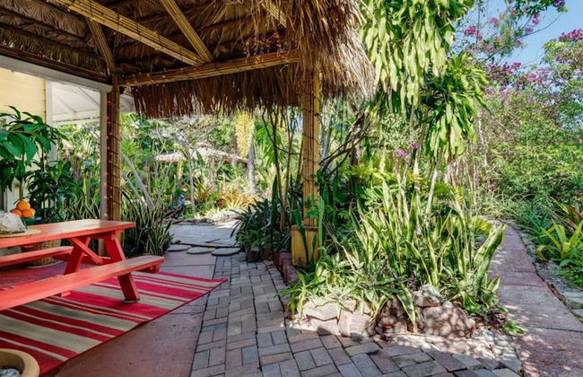 The Secret Garden - The Cottage Near Beach, Shops, Restaurants, Pet Friendly, Close to Lucerne Ave! - Foto 40