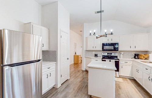 Beautiful dog-friendly home with fireplace, large yard, hammock, W/D, and AC - Foto 10