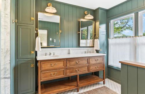 Updated and Spacious Home with Huge Yard Office and Decks - Foto 30