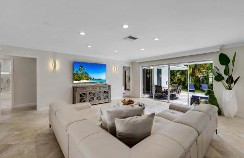 Tropical Villa Retreat with Private Pool & Peaceful Backyard - Stylish Escape in a Tranquil Residential Area - Foto 14