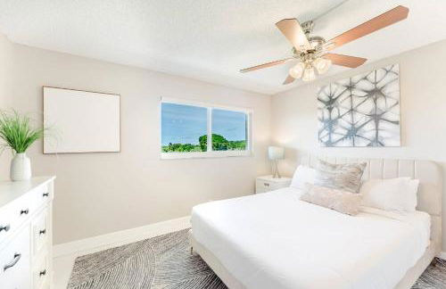 Across from Beach | Balcony • Pool • Parking • 2BR - Foto 40