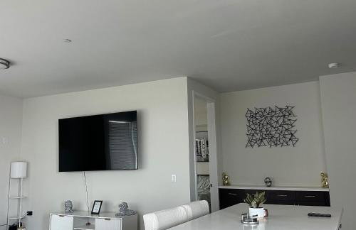 DTLA prime one bedroom steps away from Crypto - Photo 2