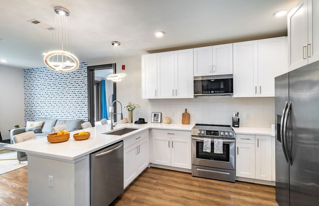 Lindsley by Avantstay Balcony Modern Design A Downtown Location - Photo 13