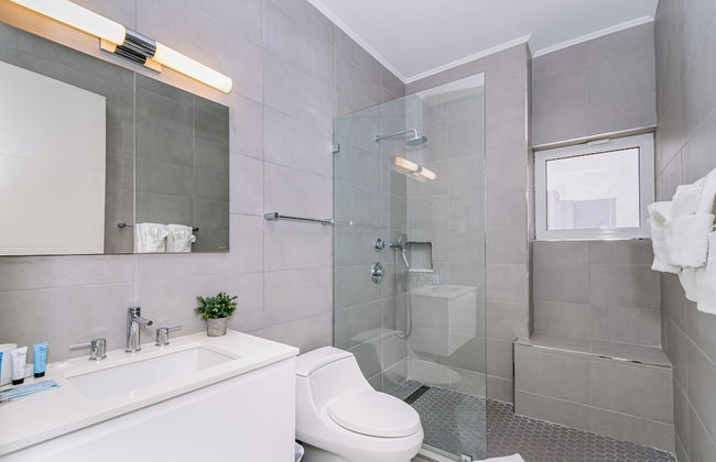 Luxury 2-bedroom Condo Right on the Strip in Palm Beach - Photo 30