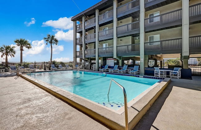 Newly Remodeled Oceanfront Condo with Salt Water Pool and Private Walkway to Beach by RedAwning - Foto 18