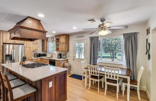 Near Woodland Lake Park Home with Fire Pit! - Foto 8