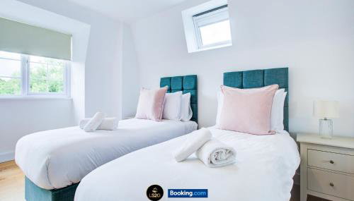 2-Bed Apartment with Balcony in Acton, by LS2G Stays - Foto 3, wardrobe