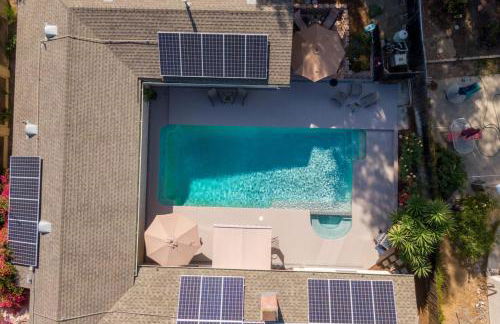 Stunning 4 Bedroom 1 Level- Pool, Spa, Grass Yard, Fire Pit, Garage, BBQ - Foto 8