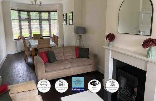 3-Bedroom Family Home with Free Parking and WiFi - Photo 1