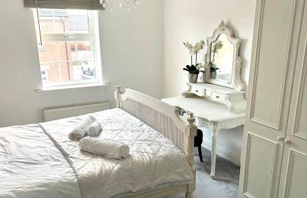 Spacious 5-Bed Detached House, Sleeps 10, Parking - Photo 39