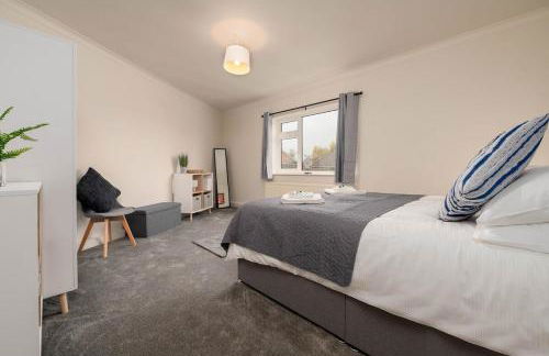 #34 Two bed apt Private Parking Stylish & homely - Photo 9