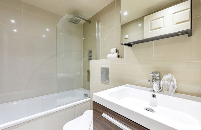 Beautiful 3-bed in the Heart of London With Parking-hosted by Sweetstay - Photo 16