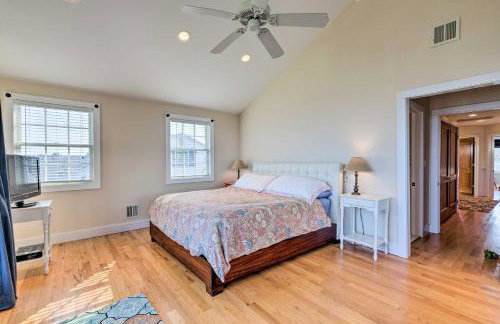 Luxe Waterfront East Quogue Home with Beach On-Site! - Foto 13