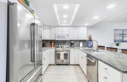 Escape to Beach Oasis! New Management! Updated Beachside Condo with Heated Pool! - Foto 9