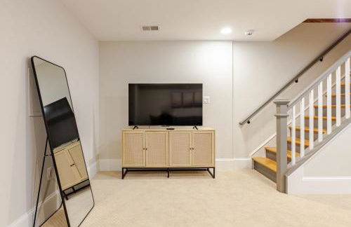 Private Garage Parking and King Bed - Walk to Metro - Foto 23