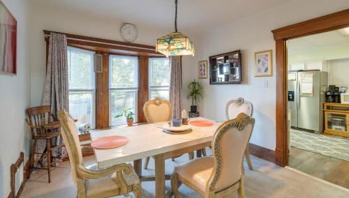 Central Akron Stay! Large Victorian Home with Yard - Foto 2