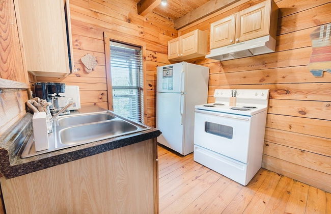 Budro's Bungalow 2 Bedroom Cabin by RedAwning - Photo 13