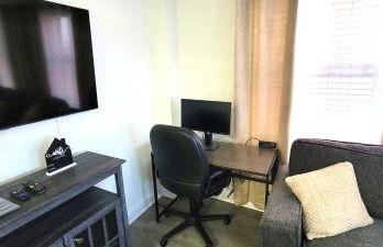 Urban Oasis with City Views and Dedicated Workspace - Foto 23