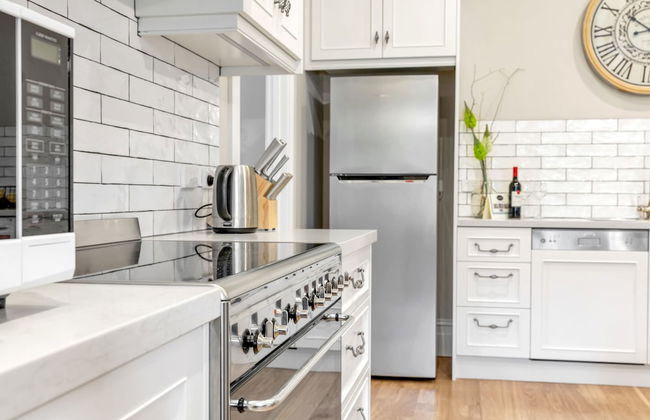 Grandview Accommodation - The Elm Tree Apartments - Photo 10