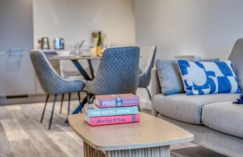 2-BR Near Salford Royal - City & Town Centre View - 1 Minute to Train & Tram Station - Sleeps 6 - Foto 39