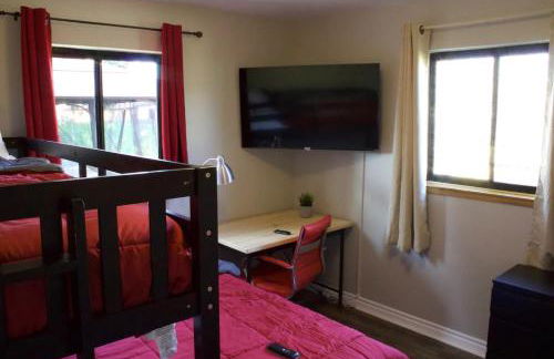 Private Home - Playground, Jumping Mat, BBQ, Darts, Firepit, Gazebo, 4 Smart TVs, White Cotton Bedding, - The Redwood Cul-De Sac Beach Retreat - Foto 35